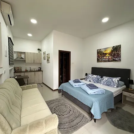Studio In Old Town- With Parking *